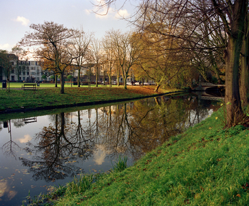 842168 Gezicht op het Park Lepelenburg te Utrecht in herfstsfeer, met op de voorgrond de Stadsbuitengracht en rechts de ...